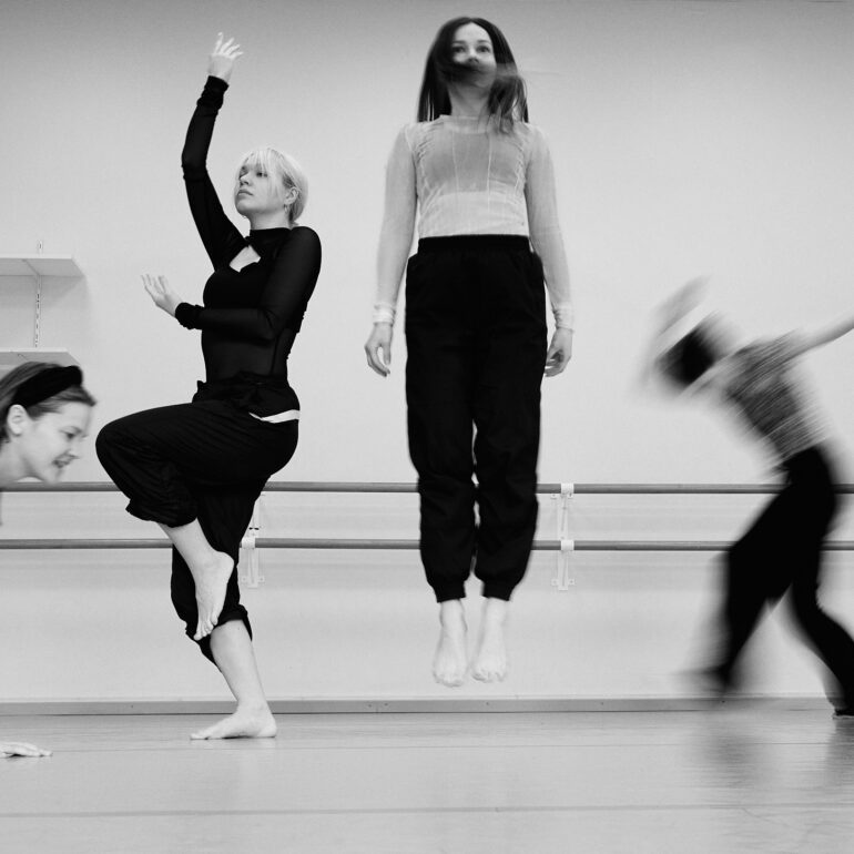 Sofia Resident show dancers